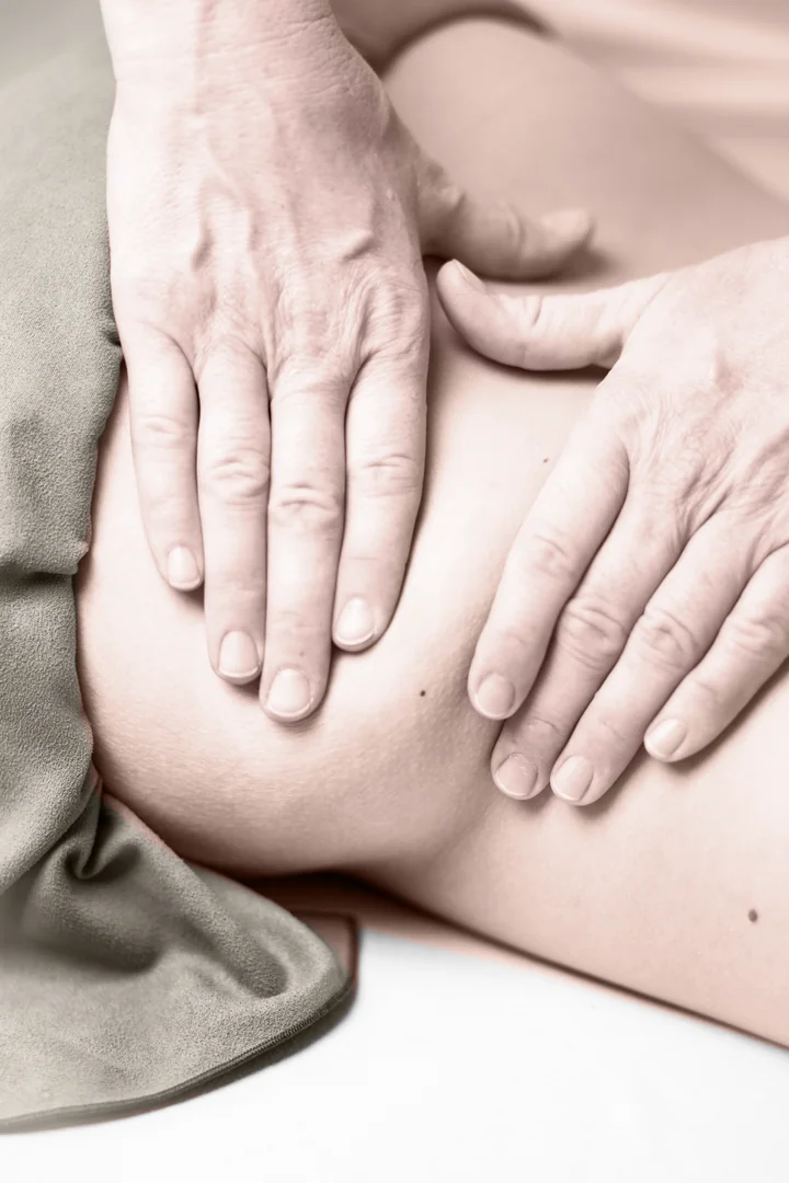 Hände bei einer klassischen Massage