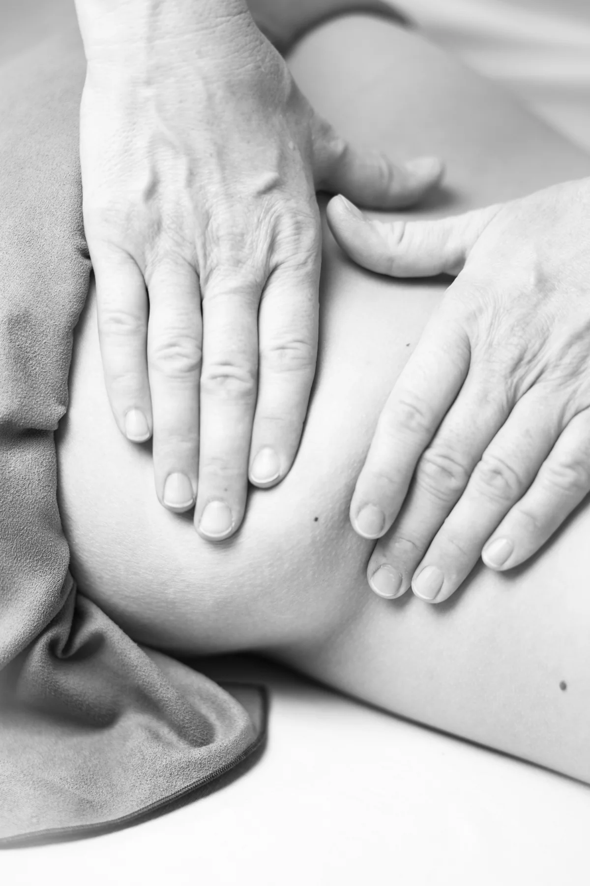Hände bei einer klassischen Massage
